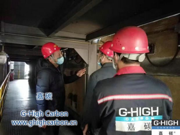 公司領導帶領相關工作人員深入增碳劑生產一線